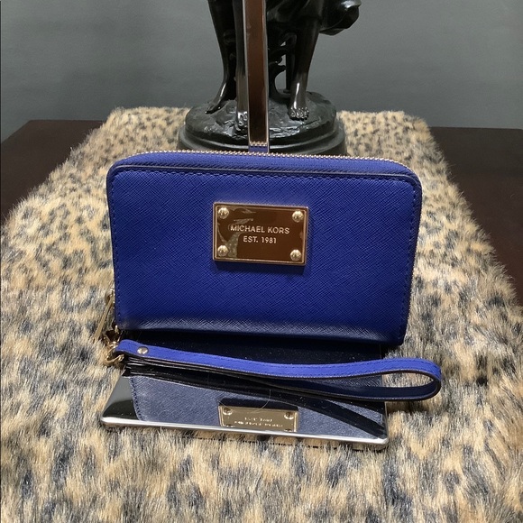 Michael Kors Handbags - MICHAEL KORS CONTINENTAL WRISTLET | WALLET